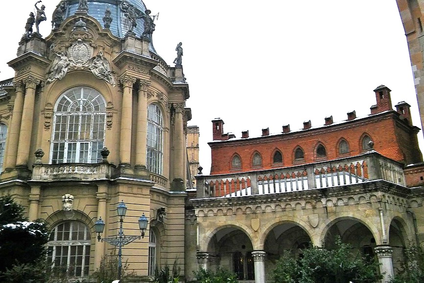 Vajdahunyad Castle (Vajdahunyadvar)